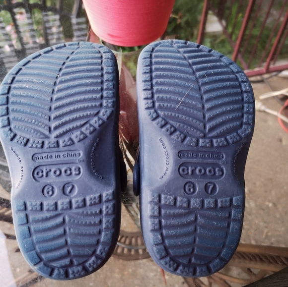 CROCS blue in children's size 6-7 - Picture 3 of 5